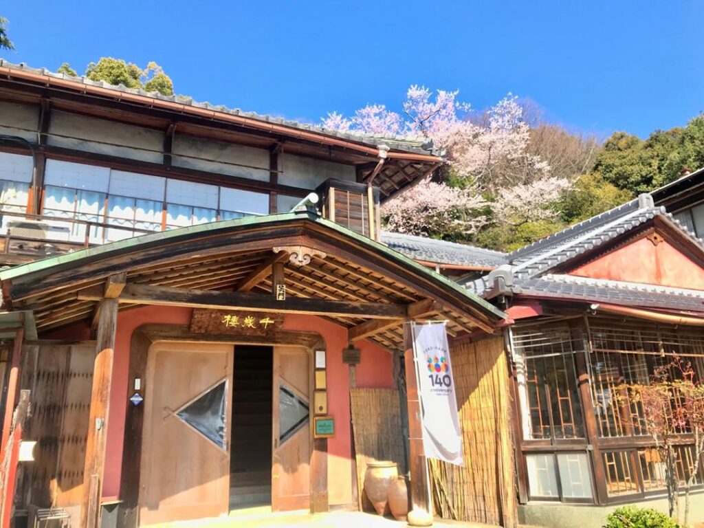 千歳楼の玄関