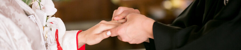 白無垢の花嫁に指輪をはめる花婿